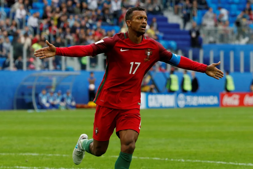 Portuqaliya millisinin keçmiş futbolçusu oğurlanmış formasını avtoqraf verərkən  tapıb