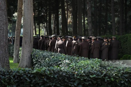 Azərbaycan xalqı Fəxri xiyabanda Ümummilli Liderin məzarını ziyarət edir