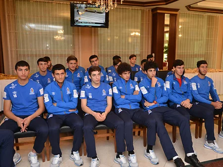 ​Robert Prosineçki Avropa çempionatının seçmə oyunlarına hazırlaşan yığma üzvləri ilə görüşüb