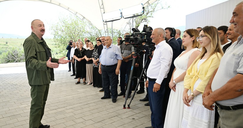 İlham Əliyev Xanyurdu kənd sakininə: Daha heç kim bizi bu yerlərdən çıxara bilməz