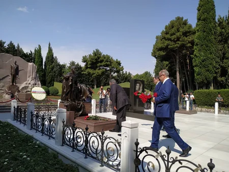 Gənclər və İdman Nazirliyinin əməkdaşları Fəxri Xiyabanı ziyarət edib