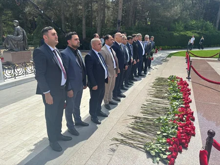 “Aqro-Vest DC”nin kollektivi Ümummilli Lider Heydər Əliyevin məzarını ziyarət edib