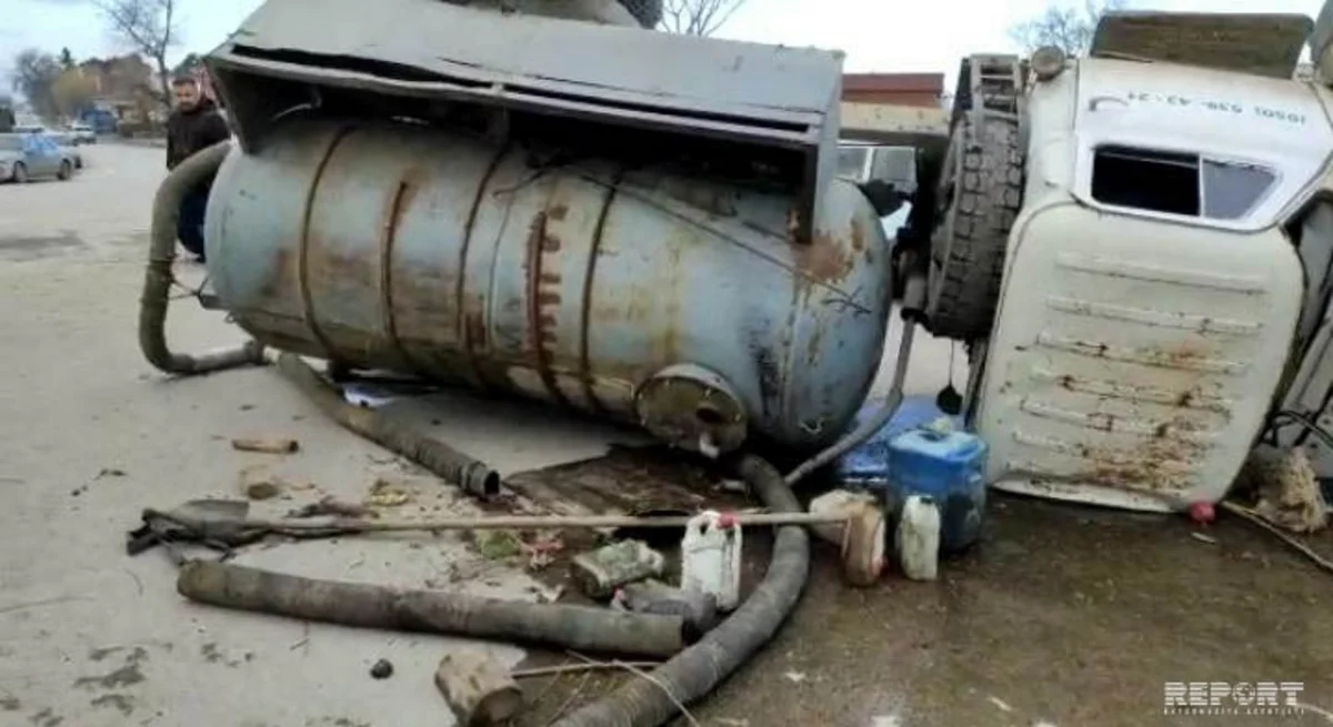 Xudatda çirkab suları daşıyan avtomobil qəzaya uğrayıb, ətrafı üfunət bürüyüb - FOTO - VİDEO