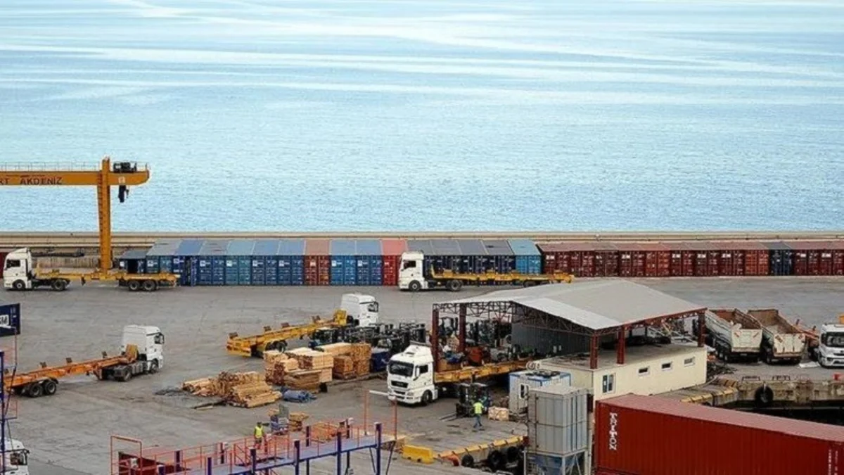 İranın qeyri-neft sektorunda ən çox mal idxal etdiyi dövlətlərin adları açıqlanıb