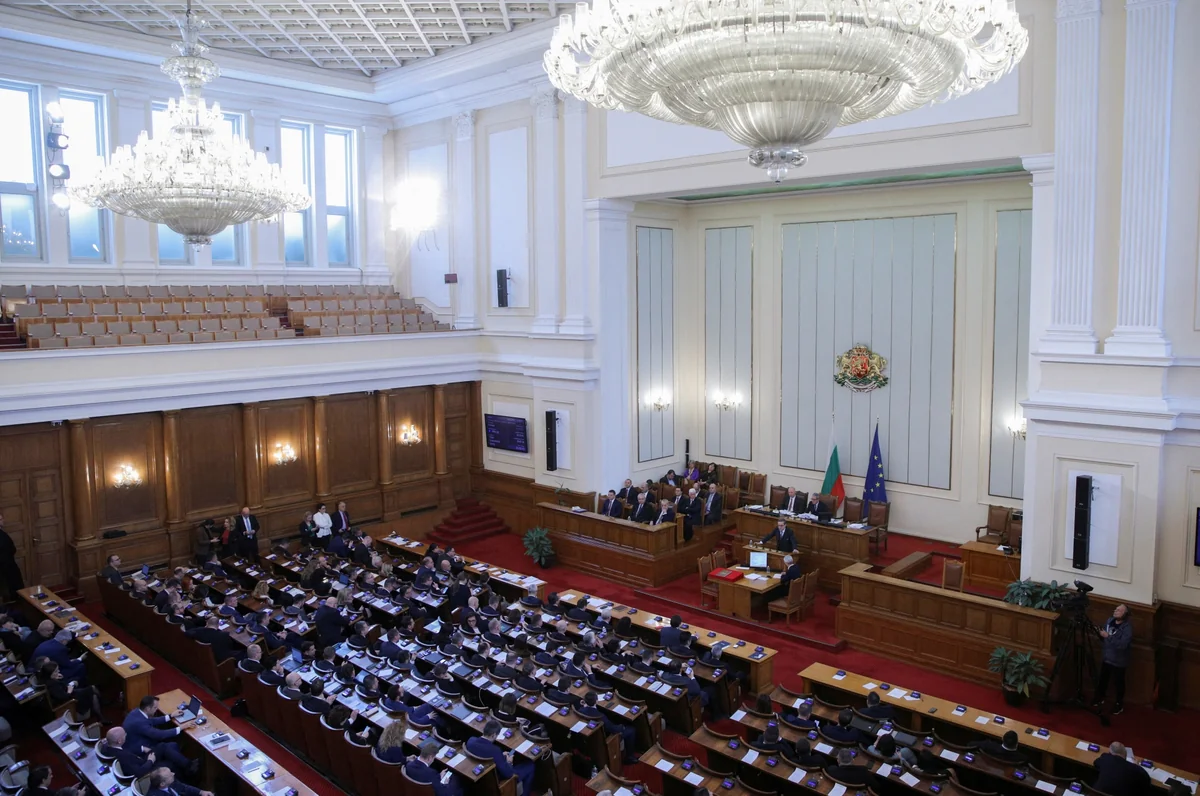 Парламент Болгарии не смог провести голосование о вотуме недоверия правительству