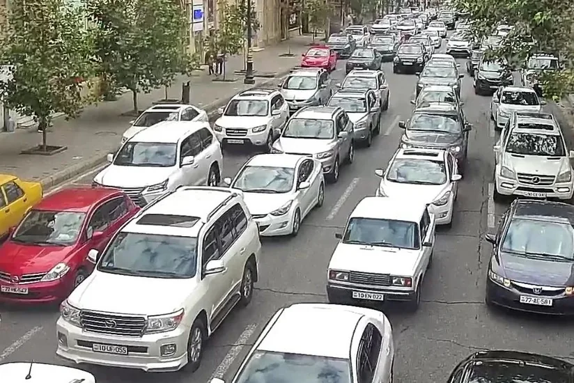 Bakının bir sıra yollarında tıxac yaranıb