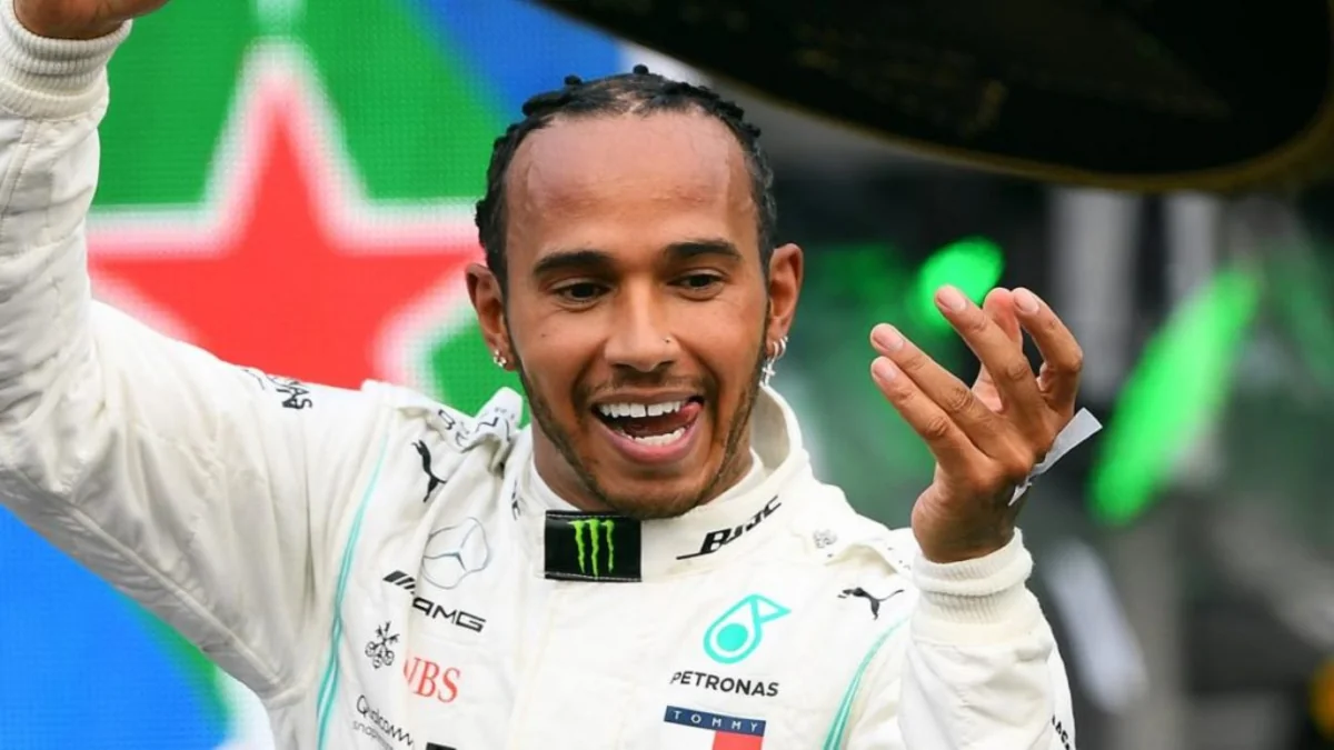 Пилот Мерседеса выиграл Гран-при Великобритании Формулы-1