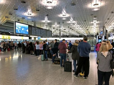 Almaniyada sürücü maşınla aeroport ərazisinə keçmək istəyib