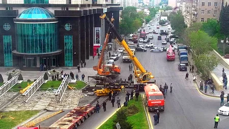 Bakıda qaldırıcı kran aşıb, mərkəzi yollardan birində tıxac yaranıb - FOTO