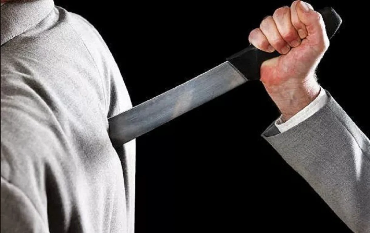 Bakıda 18 yaşlı gənc kürəyindən bıçaqlandı