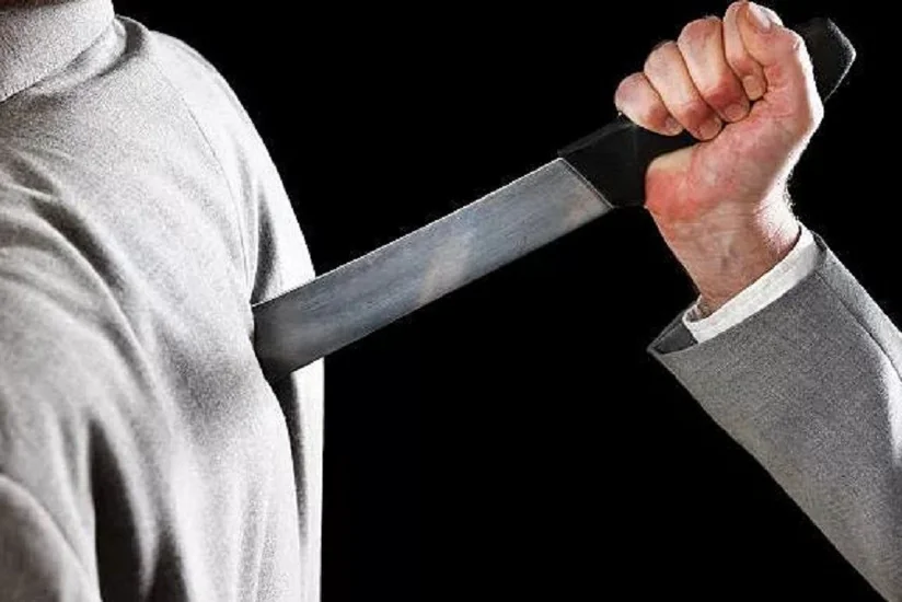 Bakıda 18 yaşlı gənc kürəyindən bıçaqlandı