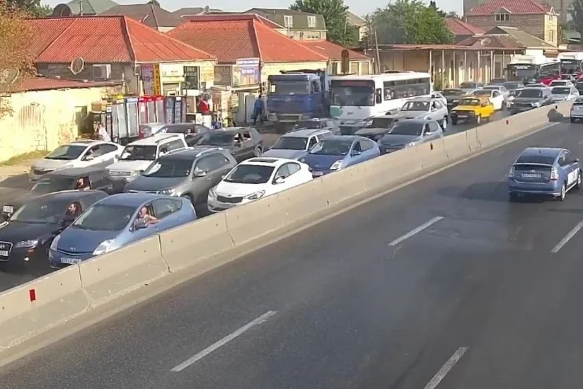 Bakının bir sıra yollarında tıxac yaranıb