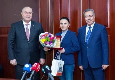 Dövlət Gömrük Komitəsi “Report”un əməkdaşını mükafatlandırıb