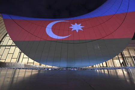 Heydər Əliyev Mərkəzi Türkiyə bayrağı ilə işıqlandırılıb