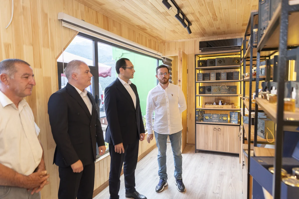 Məcnun Məmmədov Kəlbəcərdə təsərrüfatlara baş çəkib, fermerlərlə görüşüb