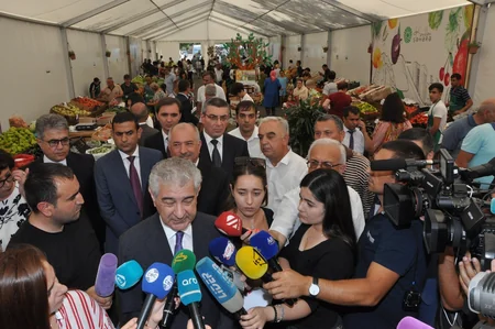 Əli Əhmədov və İnam Kərimov Yaşıl bazara gedib: İki manata kartof olmaz
