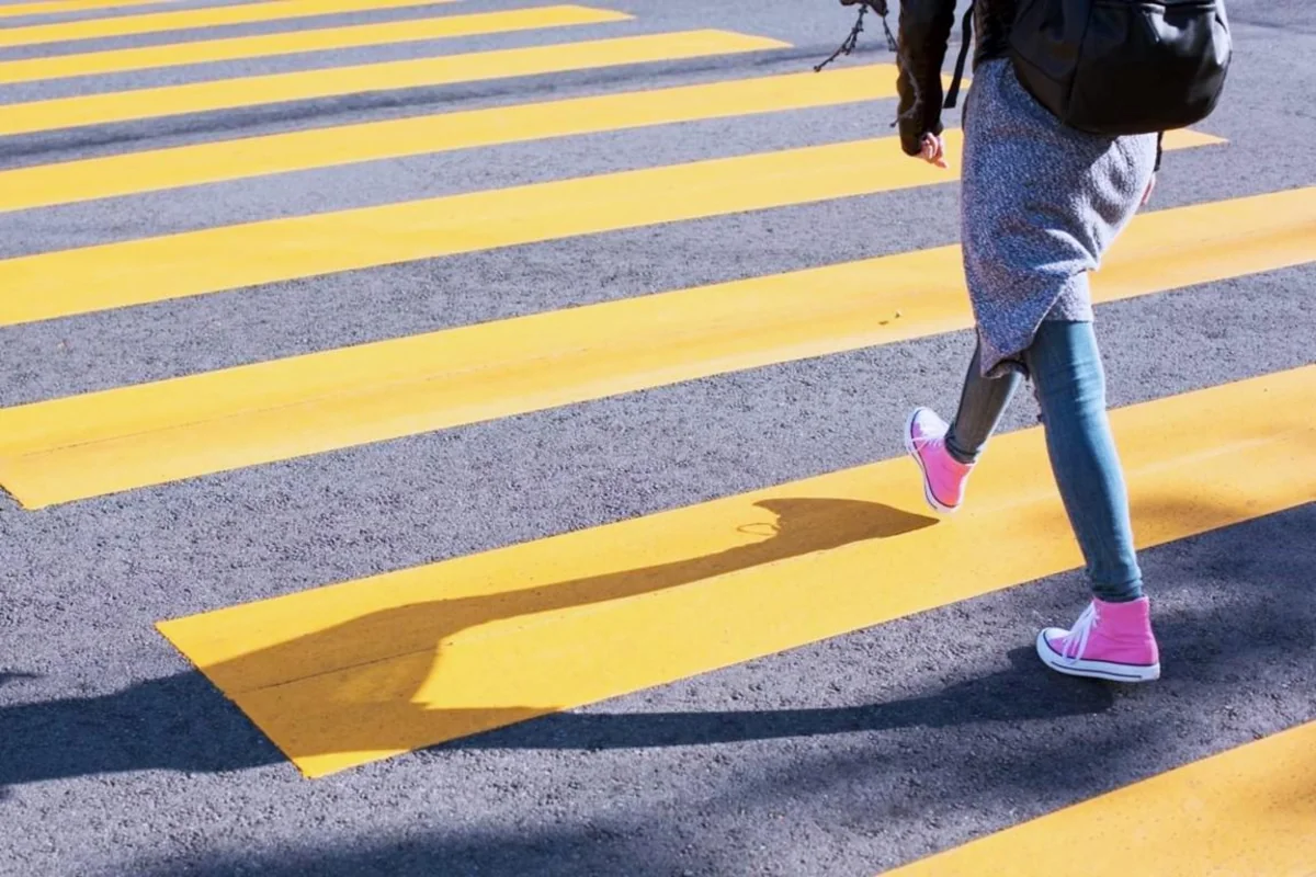 Paytaxtda avtomobil gənc qadını vuraraq xəsarət yetirdi