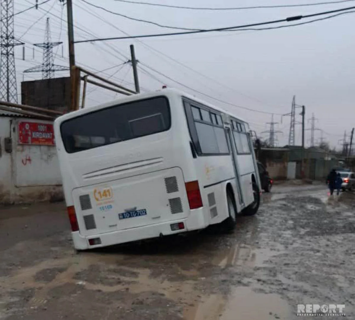 Xırdalanda sərnişin avtobusu yeni qazılmış yolda batıb - FOTO