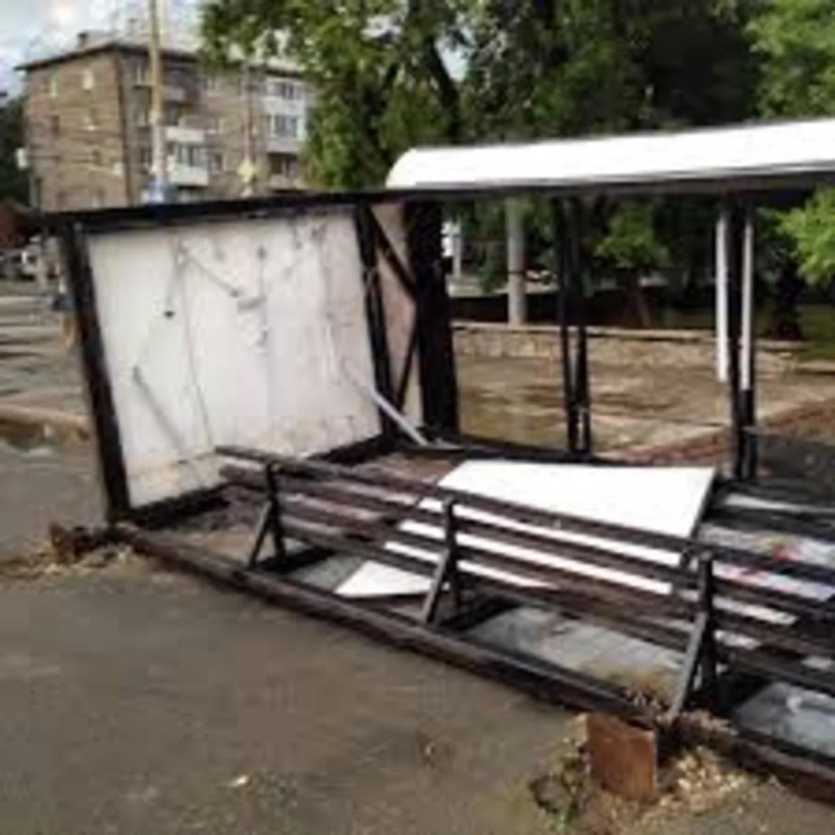 Ветер обрушил крышу дома в Казани на остановку - девять пострадавших