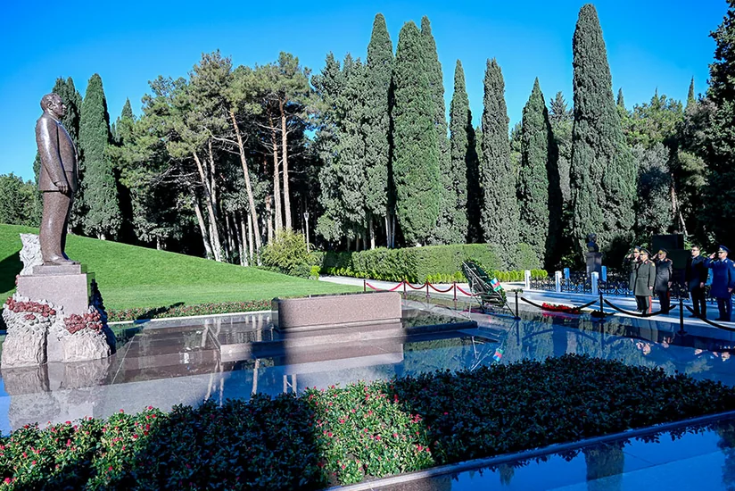 Müdafiə Nazirliyinin rəhbər heyəti şəhidlərin məzarlarını ziyarət edib