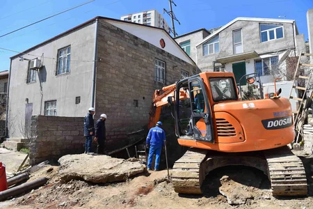 Bakıda ev sökülmədən kanalizasiya kollektorunda qəza aradan qaldırılıb