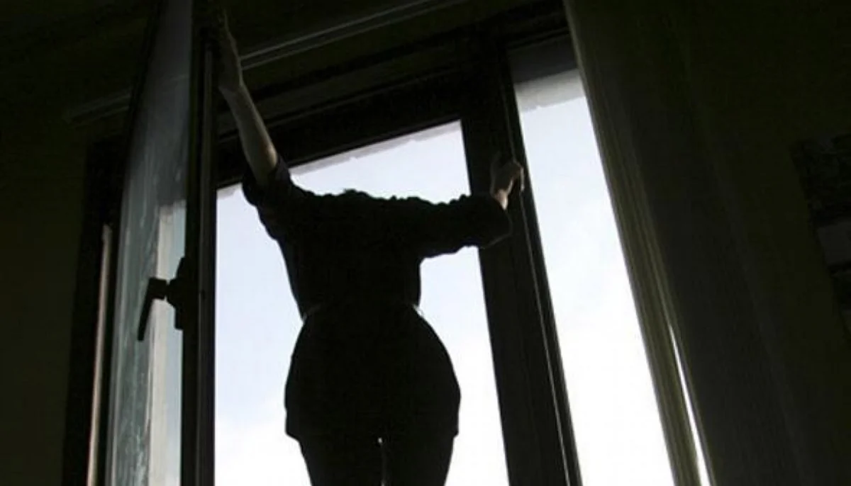 Bakıda qadın özünü 6-cı mərtəbədən yerə atdı