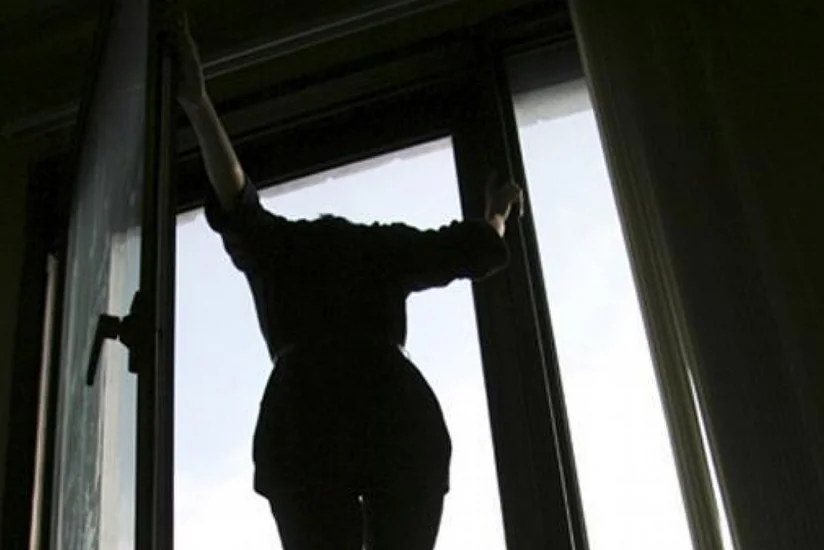 В Баку женщина выбросилась с 6-го этажа