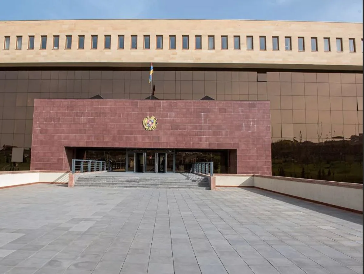 Минобороны Армении требует не втягивать армию в политику