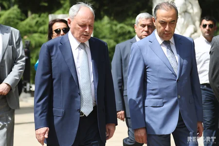 Səhiyyə işçiləri Fəxri xiyabanı və Şəhidlər xiyabanını ziyarət edib - FOTO