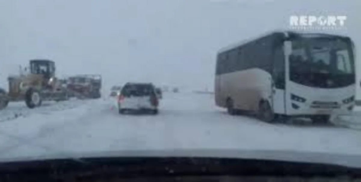 Şamaxıya yağan qar magistral yolda çətinliklər yaradıb