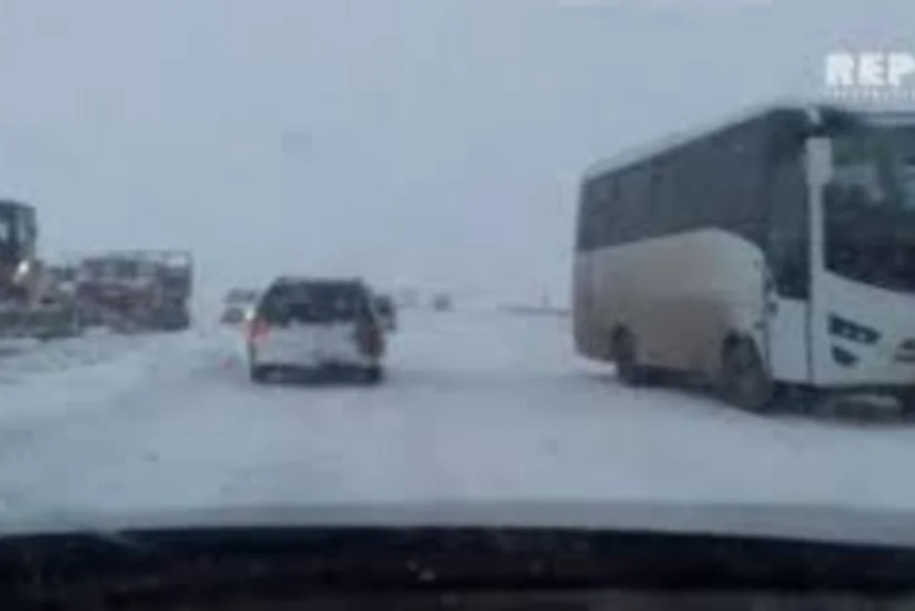 Şamaxıya yağan qar magistral yolda çətinliklər yaradıb