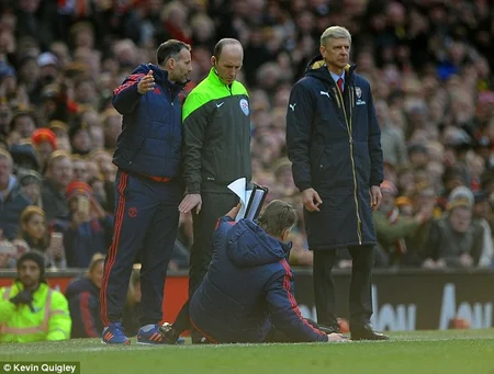 Manchester United boss Louis van Gaal apologises for diving  - VIDEO