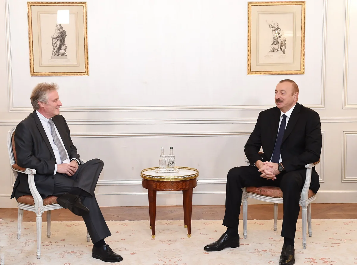 Prezident İlham Əliyev Parisdə “Thales International” şirkətinin baş vitse-prezidenti ilə görüşüb