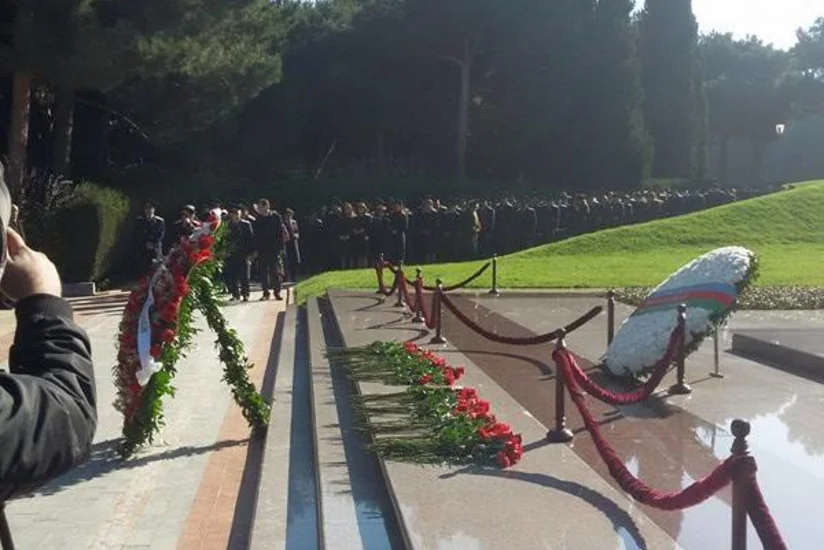 Ədliyyə işçiləri Fəxri xiyabanı və Şəhidlər xiyabanını ziyarət edib - FOTO
