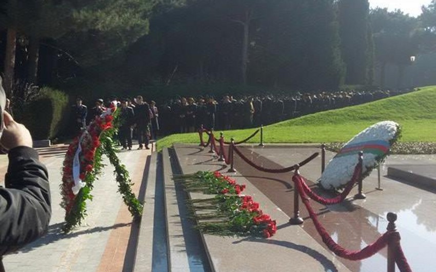 Ədliyyə işçiləri Fəxri xiyabanı və Şəhidlər xiyabanını ziyarət edib - FOTO
