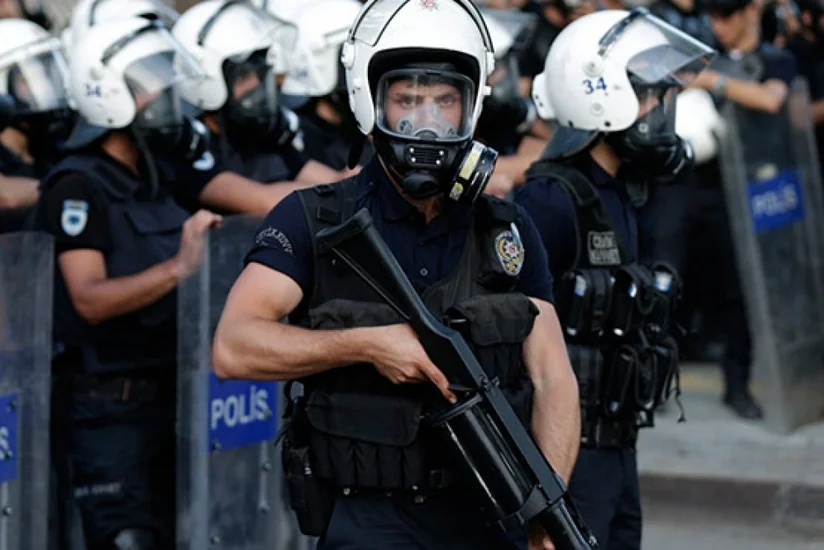 Türkiyə polisi gecə klubunda terror aktı törətməkdə şübhəli bilinən şəxsin saxlanılmasından sonra İstanbulda reydlər keçirir