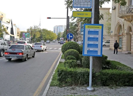 Bakının iki əsas küçəsində məlumat lövhələri quraşdırılıb