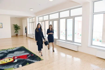 Mehriban Əliyeva Binə qəsəbəsində yeni tikilən körpələr evi-uşaq bağçasında yaradılan şəraitlə tanış olub