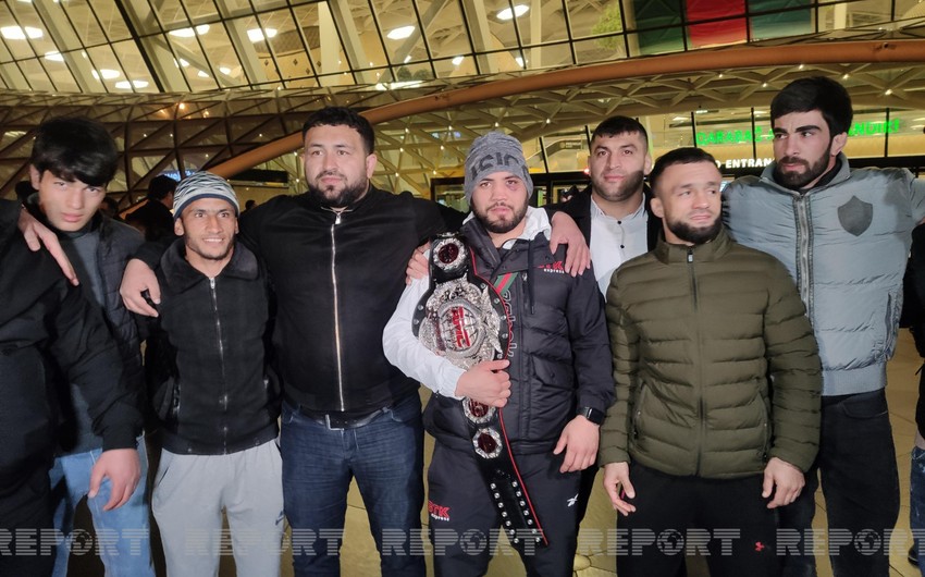 Moskvada çempion kəmərini qoruyan Nəriman Abbasov Vətənə qayıtdı - VİDEO - YENİLƏNİB