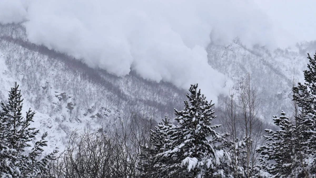В Кыргызстане ведутся поиски шести человек, которых накрыла лавина