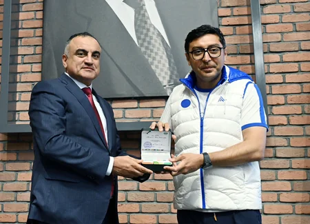 Fərid Qayıbov beynəlxalq yarışlarda uğur qazanan idmançılarla görüşüb