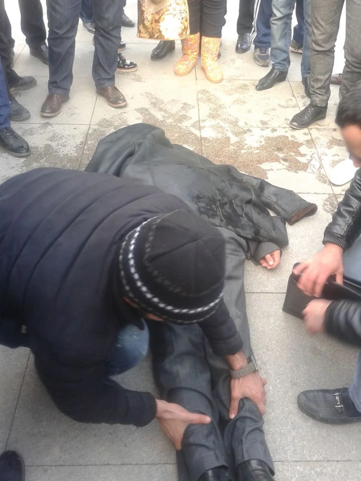 Azərbaycanlı jurnalist Bakıda küçədə yıxılaraq dünyasını dəyişib - YENİLƏNİB- FOTO