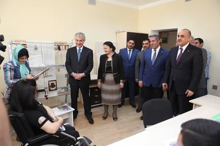 YAP sağlamlıq imkanları məhdud gənclərə yeni avtobus hədiyyə edib