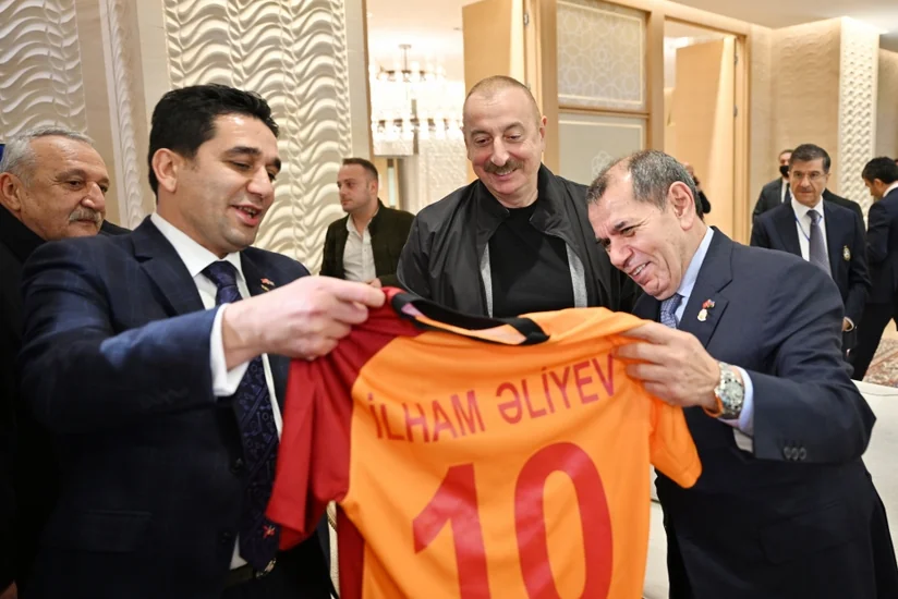 “Qalatasaray” futbol klubunun rəhbəri Prezident İlham Əliyevə xatirə hədiyyələri təqdim edib