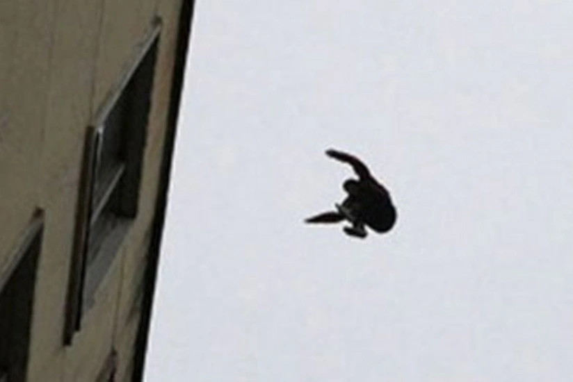 Səbail rayonunda 40 yaşlı kişi 9-cü mərtəbədən yıxılıb