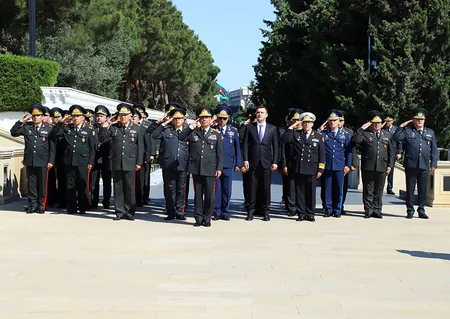 Müdafiə Nazirliyinin rəhbərliyi Fəxri xiyabanı və Şəhidlər xiyabanını ziyarət edib