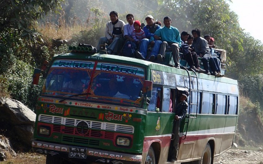 Nepalda avtobus uçuruma yuvarlanıb, 15 nəfər ölüb