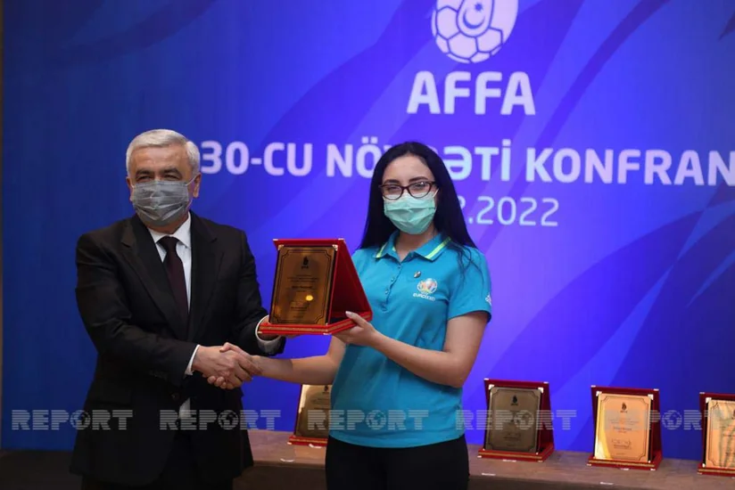 Rövnəq Abdullayev könüllüləri mükafatlandırıb