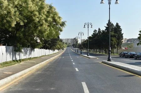 ​Prezident İlham Əliyev Bakının üç küçəsində aparılan abadlıq və yenidənqurma işlərindən sonrakı vəziyyətlə tanış olub
