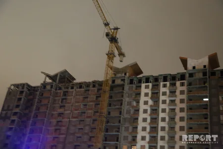 Bakıda güclü küləyin dağıtdığı dam örtüyü ətrafdakı insanlara təhlükə yaradıb - FOTO - VİDEO